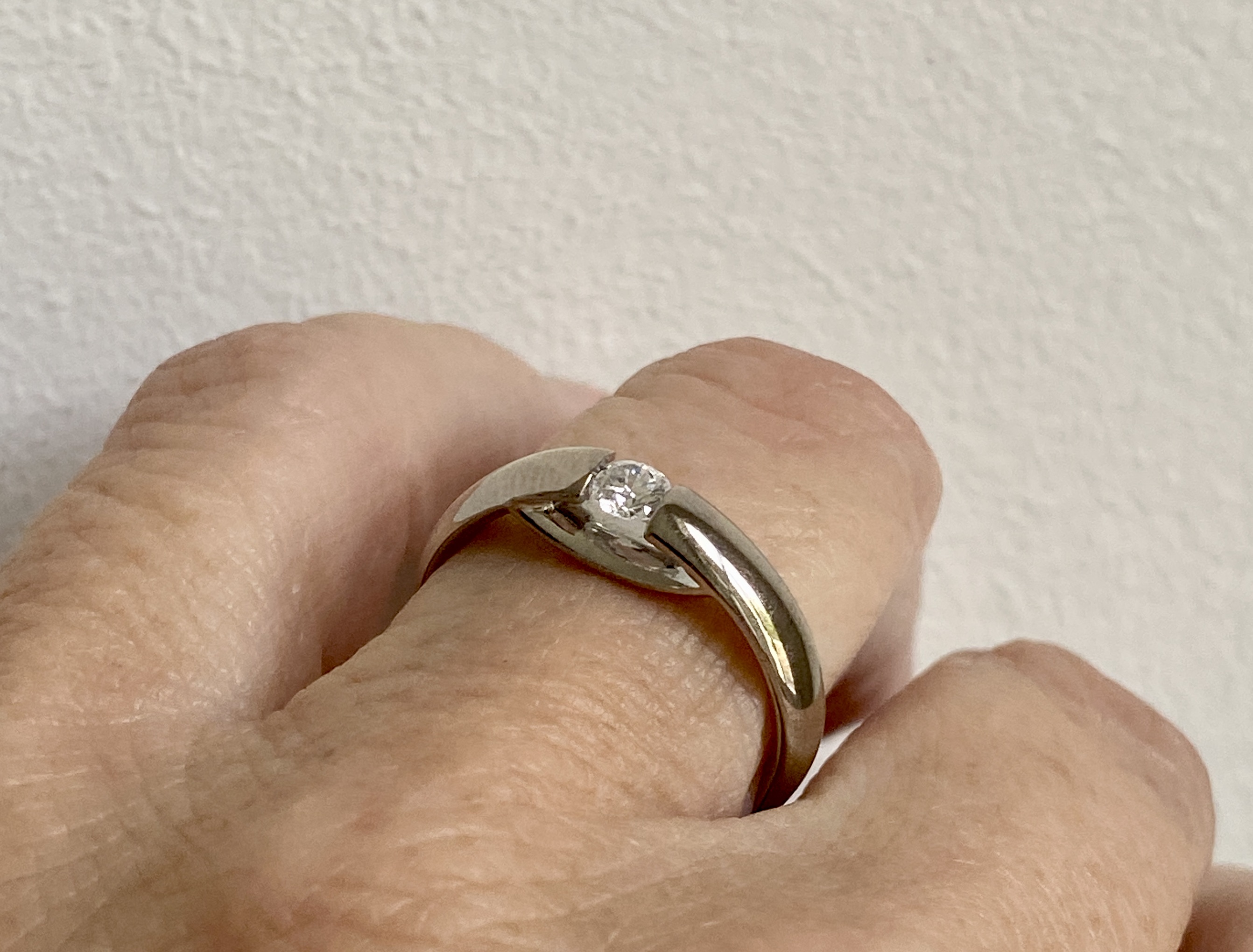 Discover the exquisite Georg Jensen Centenary 18k Gold Ring with Diamond. A perfect blend of luxury and elegance, this stunning piece is designed to celebrate life's special moments. Ideal for engagements, anniversaries, or as a statement accessory.